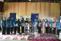 Foto Ketua Tim Penggerak PKK Kabupaten Barito Utara, Hj. Maya Savitri Shalahuddin bersama Ketua Gabungan Organisasi Wanita (GOW), Mira Apriyantinada Sonadie, Tim TP PKK