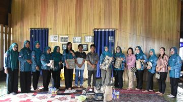 Foto Ketua Tim Penggerak PKK Kabupaten Barito Utara, Hj. Maya Savitri Shalahuddin bersama Ketua Gabungan Organisasi Wanita (GOW), Mira Apriyantinada Sonadie, Tim TP PKK