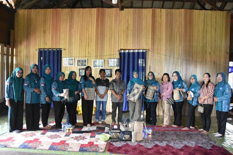 Foto Ketua Tim Penggerak PKK Kabupaten Barito Utara, Hj. Maya Savitri Shalahuddin bersama Ketua Gabungan Organisasi Wanita (GOW), Mira Apriyantinada Sonadie, Tim TP PKK