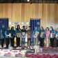 Foto Ketua Tim Penggerak PKK Kabupaten Barito Utara, Hj. Maya Savitri Shalahuddin bersama Ketua Gabungan Organisasi Wanita (GOW), Mira Apriyantinada Sonadie, Tim TP PKK