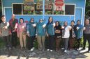 Foto Bunda PAUD Kabupaten Barito Utara, Hj. Maya Savitri Shalahuddin, melakukan kunjungan ke TK Telaga Kasih