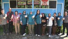 Foto Bunda PAUD Kabupaten Barito Utara, Hj. Maya Savitri Shalahuddin, melakukan kunjungan ke TK Telaga Kasih