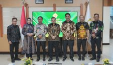 Foto Penyerahan laporan yang dilaksanakan di Palangkaraya
