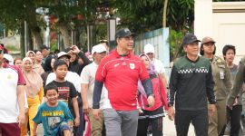 Foto Bupati Barito Utara, H. Shalahuddin, secara resmi melaunching kegiatan Car Free Day (CFD) di Barito Utara
