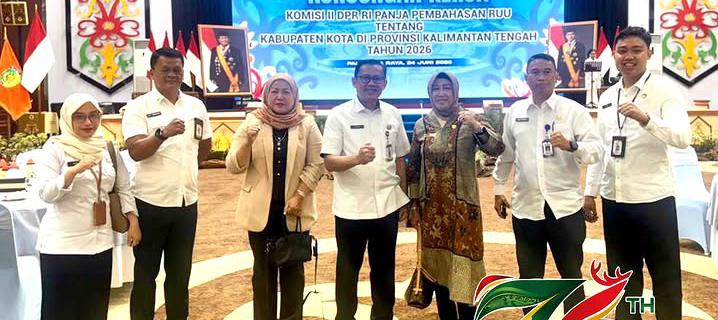 Foto Ketua DPRD Kabupaten Barito Utara, Ir. Hj. Mery Rukaini, M.IP., bersama Wakil Ketua II DPRD Barito Utara, Hj. Henny Rosgiaty Rusli, S.P., M.M., menghadiri kunjungan kerja Komisi II DPR RI