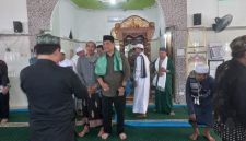 Foto Bupati Barito Utara bersama Wakil Bupati Felix Soenadi Y. Tingan dan Sekretaris Daerah Muhlis melaksanakan kegiatan Safari Salat Jumat