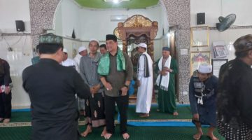 Foto Bupati Barito Utara bersama Wakil Bupati Felix Soenadi Y. Tingan dan Sekretaris Daerah Muhlis melaksanakan kegiatan Safari Salat Jumat