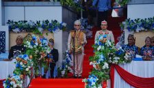 Foto Gubernur Kalimantan Tengah H. Agustiar Sabran, bertindak sebagai Inspektur Upacara