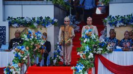 Foto Gubernur Kalimantan Tengah H. Agustiar Sabran, bertindak sebagai Inspektur Upacara