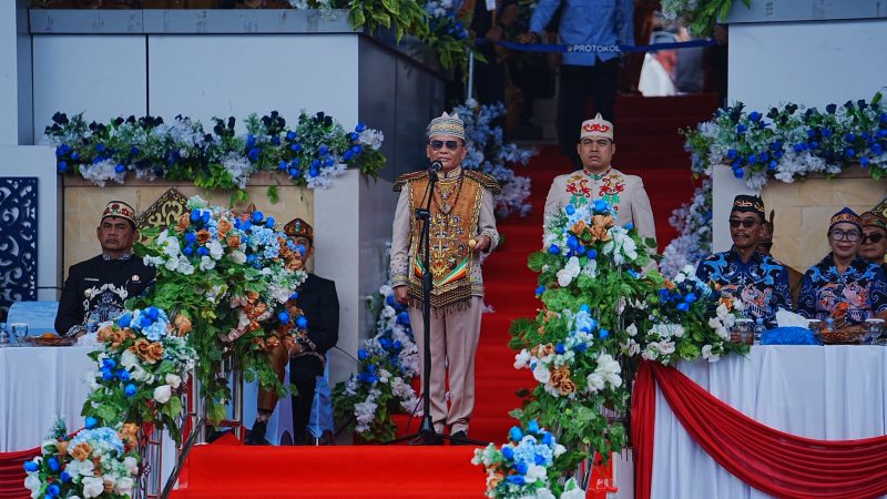 Foto Gubernur Kalimantan Tengah H. Agustiar Sabran, bertindak sebagai Inspektur Upacara