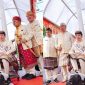 Suasana penganugerahan gelar kehormatan adat kepada Presiden ke-7 RI Joko Widodo di Kedatun Keagungan Lampung, Sabtu (27/6/2026). Jokowi diketahui melakukan ritual menginjak kaki kerbau. [Istimewa] 