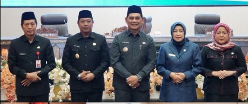 Foto Ketua DPRD Kabupaten Barito Utara, Ir. Hj. Mery Rukaini. Agenda penting ini turut dihadiri oleh Wakil Bupati Barito Utara, Felix Sonadie Y. Tingan, serta Sekretaris Daerah Kabupaten Barito Utara, Muhlis