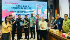 Staf Ahli Gubernur Kalteng Bidang Pemerintahan, Hukum, dan Politik Darliansjah bersama Ketua Komisi I DPRD Kalteng Muhajirin, beserta Anggota Komisi I DPRD Kalteng Yohanes Freddy Ering dan jajaran saat pada RDP Komisi I DPRD Provinsi Kalteng bersama Bank Kalteng yang membahas hasil RUPS Tahun Buku 2025 serta reviu program dan kegiatan tahun 2026, di Ruang Rapat Komisi I DPRD Kalteng,(Istimewa)