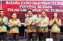 Foto Bupati Barito Utara, H. Shalahuddin, secara resmi menutup Festival Budaya Iya Mulik Bengkang Turan (FBIMBT) Tahun 2026