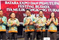 Foto Bupati Barito Utara, H. Shalahuddin, secara resmi menutup Festival Budaya Iya Mulik Bengkang Turan (FBIMBT) Tahun 2026