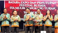 Foto Bupati Barito Utara, H. Shalahuddin, secara resmi menutup Festival Budaya Iya Mulik Bengkang Turan (FBIMBT) Tahun 2026