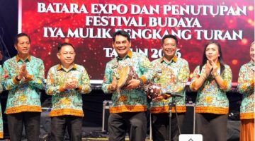 Foto Bupati Barito Utara, H. Shalahuddin, secara resmi menutup Festival Budaya Iya Mulik Bengkang Turan (FBIMBT) Tahun 2026