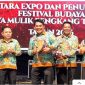 Foto Bupati Barito Utara, H. Shalahuddin, secara resmi menutup Festival Budaya Iya Mulik Bengkang Turan (FBIMBT) Tahun 2026