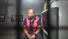 Tersangka dugaan tindak pidana korupsi tata kelola program Makan Bergizi Gratis (MBG) pada Badan Gizi Nasional (BGN) Dadan Hindayana berada di dalam mobil tahanan di Kejaksaan Agung, Jakarta, Rabu (3/6/2026). [ANTARA FOTO/M Risyal Hidayat/bar] 