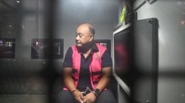 Tersangka dugaan tindak pidana korupsi tata kelola program Makan Bergizi Gratis (MBG) pada Badan Gizi Nasional (BGN) Dadan Hindayana berada di dalam mobil tahanan di Kejaksaan Agung, Jakarta, Rabu (3/6/2026). [ANTARA FOTO/M Risyal Hidayat/bar] 