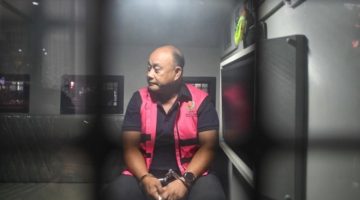 Tersangka dugaan tindak pidana korupsi tata kelola program Makan Bergizi Gratis (MBG) pada Badan Gizi Nasional (BGN) Dadan Hindayana berada di dalam mobil tahanan di Kejaksaan Agung, Jakarta, Rabu (3/6/2026). [ANTARA FOTO/M Risyal Hidayat/bar] 