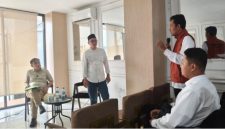 Suasana diskusi yang menghadirkan mantan aktivis 1998 yang kini berada di lingkar kekuasaan, Budiman Sudjatmiko di Semarang, Jumat (12/6/2026). 