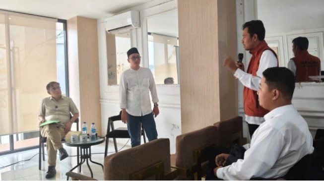 Suasana diskusi yang menghadirkan mantan aktivis 1998 yang kini berada di lingkar kekuasaan, Budiman Sudjatmiko di Semarang, Jumat (12/6/2026). 