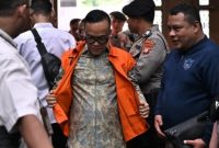 Terdakwa kasus dugaan pemerasan dalam pengurusan sertifikat K3 di Kementerian Ketenagakerjaan Immanuel Ebenezer (tengah) tiba untuk menjalani sidang pembacaan dakwaan di Pengadilan Tipikor, Jakarta, Senin (19/1/2026). [ANTARA FOTO/Bayu Pratama S/sgd/wsj]