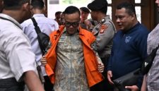 Terdakwa kasus dugaan pemerasan dalam pengurusan sertifikat K3 di Kementerian Ketenagakerjaan Immanuel Ebenezer (tengah) tiba untuk menjalani sidang pembacaan dakwaan di Pengadilan Tipikor, Jakarta, Senin (19/1/2026). [ANTARA FOTO/Bayu Pratama S/sgd/wsj]