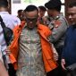 Terdakwa kasus dugaan pemerasan dalam pengurusan sertifikat K3 di Kementerian Ketenagakerjaan Immanuel Ebenezer (tengah) tiba untuk menjalani sidang pembacaan dakwaan di Pengadilan Tipikor, Jakarta, Senin (19/1/2026). [ANTARA FOTO/Bayu Pratama S/sgd/wsj]
