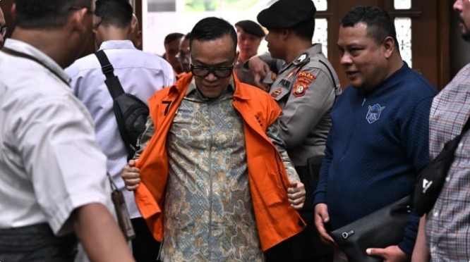 Terdakwa kasus dugaan pemerasan dalam pengurusan sertifikat K3 di Kementerian Ketenagakerjaan Immanuel Ebenezer (tengah) tiba untuk menjalani sidang pembacaan dakwaan di Pengadilan Tipikor, Jakarta, Senin (19/1/2026). [ANTARA FOTO/Bayu Pratama S/sgd/wsj]