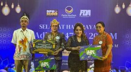 Anggota Komisi III DPRD Kalteng yang juga Ketua DPW Partai Nasdem Kalteng Faridawaty Darland Atjeh saat menyerahkan bantuan laptop ke pejabat IAKN Palangka Raya, di Kantor DPW Partai Nasdem Kalteng, Rabu (27/5/2026).Foto:Istimewa