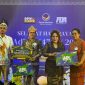 Anggota Komisi III DPRD Kalteng yang juga Ketua DPW Partai Nasdem Kalteng Faridawaty Darland Atjeh saat menyerahkan bantuan laptop ke pejabat IAKN Palangka Raya, di Kantor DPW Partai Nasdem Kalteng, Rabu (27/5/2026).Foto:Istimewa