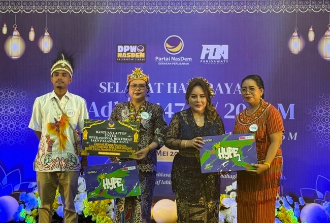 Anggota Komisi III DPRD Kalteng yang juga Ketua DPW Partai Nasdem Kalteng Faridawaty Darland Atjeh saat menyerahkan bantuan laptop ke pejabat IAKN Palangka Raya, di Kantor DPW Partai Nasdem Kalteng, Rabu (27/5/2026).Foto:Istimewa