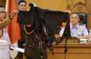 Oditur Militer menunjukkan barang bukti berupa pakaian yang digunakan korban pada sidang lanjutan kasus penyiraman air keras kepada aktivis KontraS Andrie Yunus di Pengadilan Militer II-08, Jakarta, Rabu (6/5/2026). [ANTARA FOTO/Dhemas Reviyanto/nym]