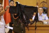 Oditur Militer menunjukkan barang bukti berupa pakaian yang digunakan korban pada sidang lanjutan kasus penyiraman air keras kepada aktivis KontraS Andrie Yunus di Pengadilan Militer II-08, Jakarta, Rabu (6/5/2026). [ANTARA FOTO/Dhemas Reviyanto/nym]