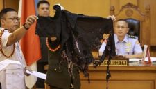 Oditur Militer menunjukkan barang bukti berupa pakaian yang digunakan korban pada sidang lanjutan kasus penyiraman air keras kepada aktivis KontraS Andrie Yunus di Pengadilan Militer II-08, Jakarta, Rabu (6/5/2026). [ANTARA FOTO/Dhemas Reviyanto/nym]