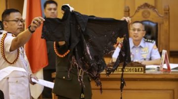 Oditur Militer menunjukkan barang bukti berupa pakaian yang digunakan korban pada sidang lanjutan kasus penyiraman air keras kepada aktivis KontraS Andrie Yunus di Pengadilan Militer II-08, Jakarta, Rabu (6/5/2026). [ANTARA FOTO/Dhemas Reviyanto/nym]