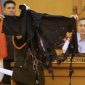 Oditur Militer menunjukkan barang bukti berupa pakaian yang digunakan korban pada sidang lanjutan kasus penyiraman air keras kepada aktivis KontraS Andrie Yunus di Pengadilan Militer II-08, Jakarta, Rabu (6/5/2026). [ANTARA FOTO/Dhemas Reviyanto/nym]