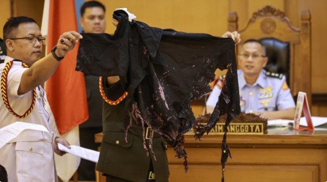 Oditur Militer menunjukkan barang bukti berupa pakaian yang digunakan korban pada sidang lanjutan kasus penyiraman air keras kepada aktivis KontraS Andrie Yunus di Pengadilan Militer II-08, Jakarta, Rabu (6/5/2026). [ANTARA FOTO/Dhemas Reviyanto/nym]