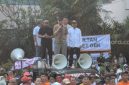 Mantan Kepala Staf Kostrad Kivlan Zen tampil di depan massa pada Kamis (18/6/2026) untuk menghentikan eksekusi pengosongan lahan Hotel Sultan di kawasan Gelora Bung Karno, Jakarta Pusat. (Suara.com/Adiyoga) 