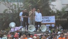 Mantan Kepala Staf Kostrad Kivlan Zen tampil di depan massa pada Kamis (18/6/2026) untuk menghentikan eksekusi pengosongan lahan Hotel Sultan di kawasan Gelora Bung Karno, Jakarta Pusat. (Suara.com/Adiyoga) 