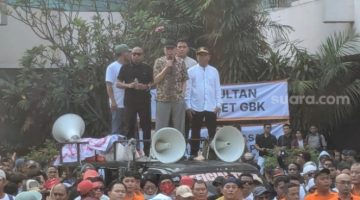 Mantan Kepala Staf Kostrad Kivlan Zen tampil di depan massa pada Kamis (18/6/2026) untuk menghentikan eksekusi pengosongan lahan Hotel Sultan di kawasan Gelora Bung Karno, Jakarta Pusat. (Suara.com/Adiyoga) 