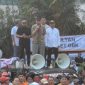 Mantan Kepala Staf Kostrad Kivlan Zen tampil di depan massa pada Kamis (18/6/2026) untuk menghentikan eksekusi pengosongan lahan Hotel Sultan di kawasan Gelora Bung Karno, Jakarta Pusat. (Suara.com/Adiyoga) 