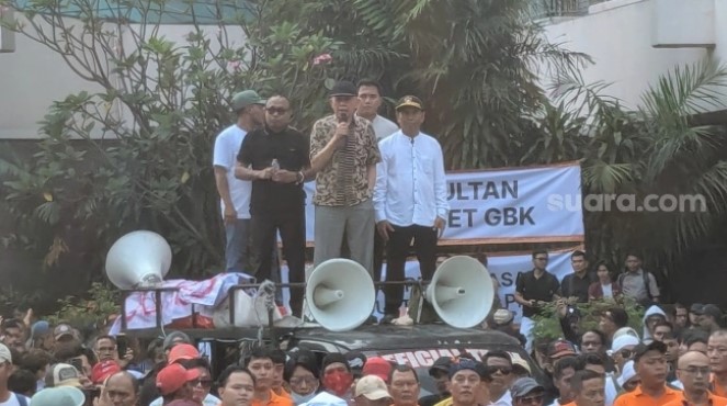 Mantan Kepala Staf Kostrad Kivlan Zen tampil di depan massa pada Kamis (18/6/2026) untuk menghentikan eksekusi pengosongan lahan Hotel Sultan di kawasan Gelora Bung Karno, Jakarta Pusat. (Suara.com/Adiyoga) 