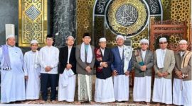 Wakil Ketua DPRD Kalteng, Junaidi (tiga dari kiri) foto bersama imam, khatib, dan pengurus Masjid Darussalam Kota Palangka Raya, Rabu (27/5/2026).Foto:Istimewa 