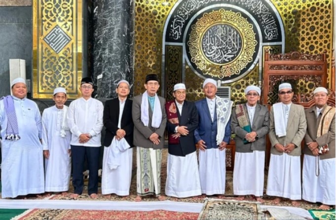 Wakil Ketua DPRD Kalteng, Junaidi (tiga dari kiri) foto bersama imam, khatib, dan pengurus Masjid Darussalam Kota Palangka Raya, Rabu (27/5/2026).Foto:Istimewa 