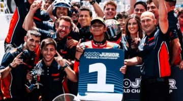 Pembalap muda Indonesia, Muhammad Kiandra Ramadhipa, meraih kemenangan pertamanya di FIM Moto3 Junior World Championship 2026. (Instagram/@mk.ramadhipa212) 