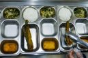 Petugas menyiapkan menu Makan Bergizi Gratis (MBG) yang dikelola Jimmy Hantu di SPPG Mutiara Keraton Solo, Tamansari, Bogor, Selasa (16/12/2025). [Suara.com/Alfian Winanto]