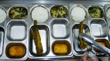 Petugas menyiapkan menu Makan Bergizi Gratis (MBG) yang dikelola Jimmy Hantu di SPPG Mutiara Keraton Solo, Tamansari, Bogor, Selasa (16/12/2025). [Suara.com/Alfian Winanto]